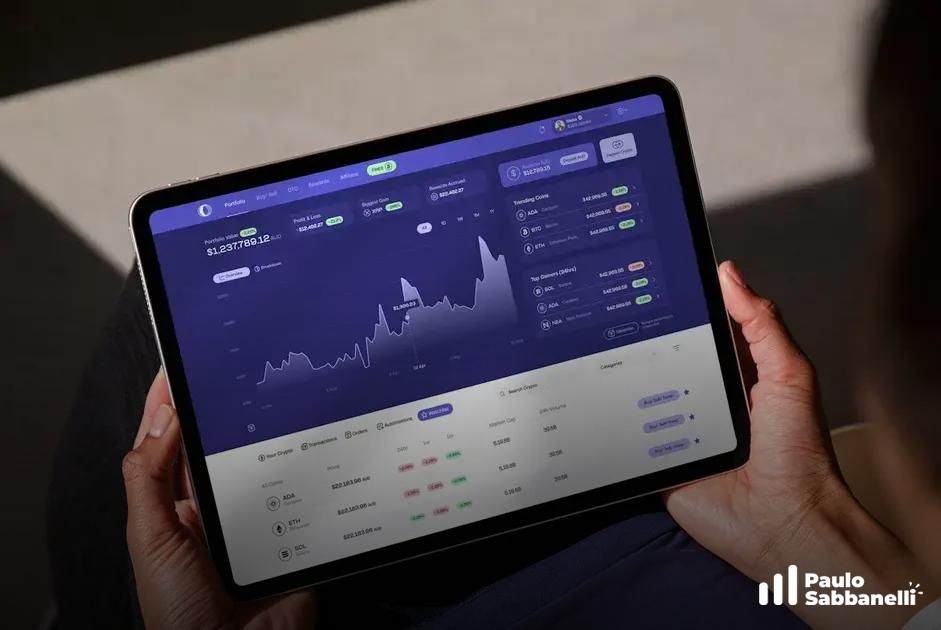 Mãos seguram tablet exibindo painel roxo com gráfico de cotações e lista de indicadores