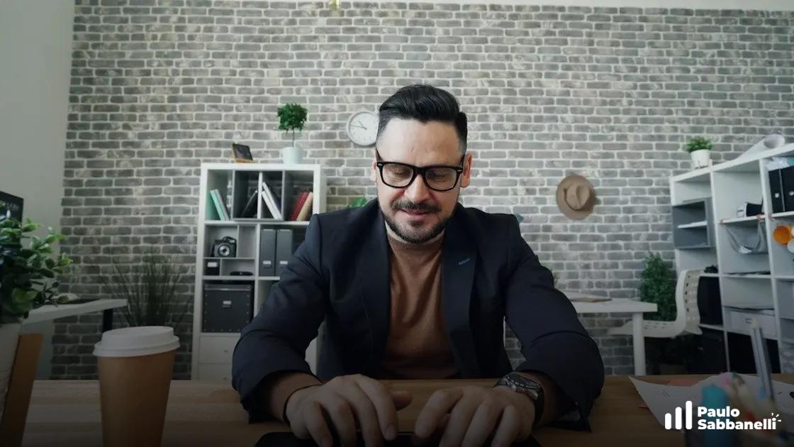 Homem de blazer apoia as mãos na mesa com xícara de café ao lado, expressão pensativa e atenta