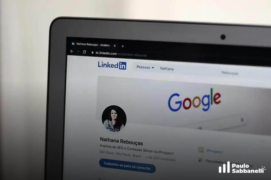 Notebook exibindo um perfil do LinkedIn com a palavra Google em destaque na tela