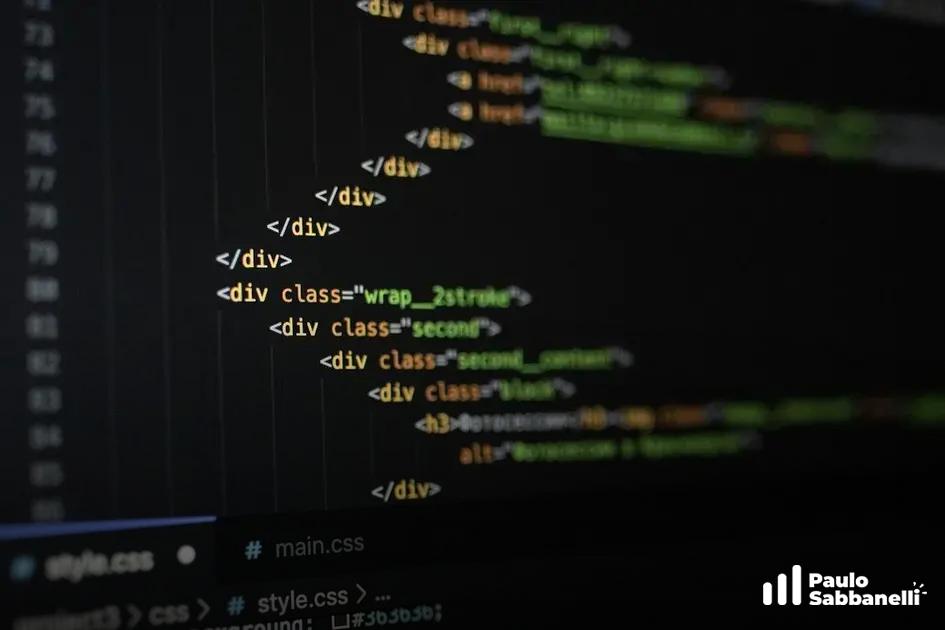 Editor de código escuro com tags HTML aninhadas em amarelo e verde, aba style.css visível embaixo