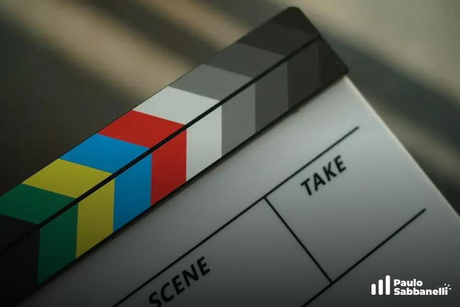 Claquete de cinema com listras coloridas e os campos Scene e Take em close-up