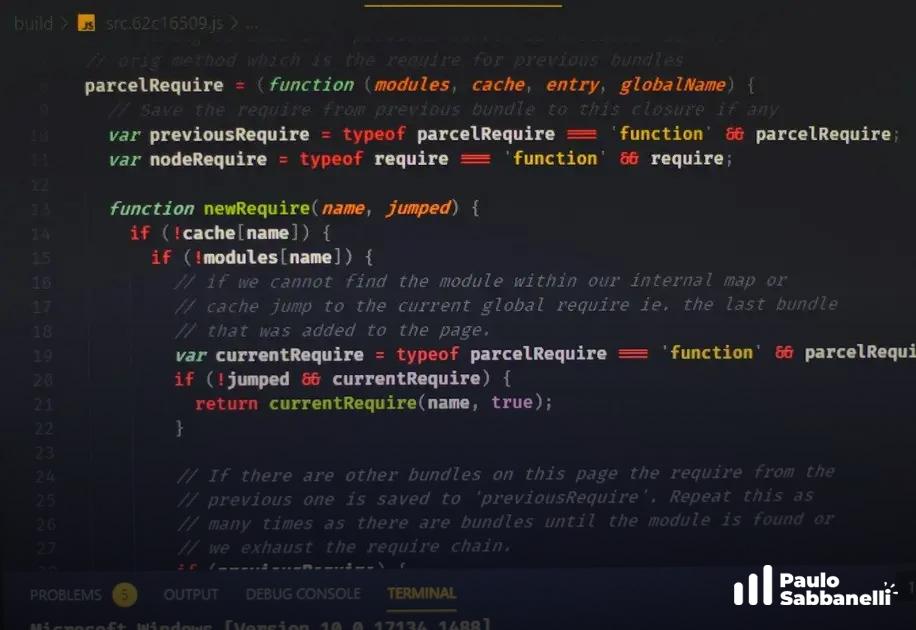 Código JavaScript de bundler com função parcelRequire e painel de terminal visível abaixo