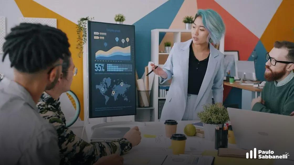 Mulher de cabelo azul apresentando um painel com estatística de 55% a colegas em reunião