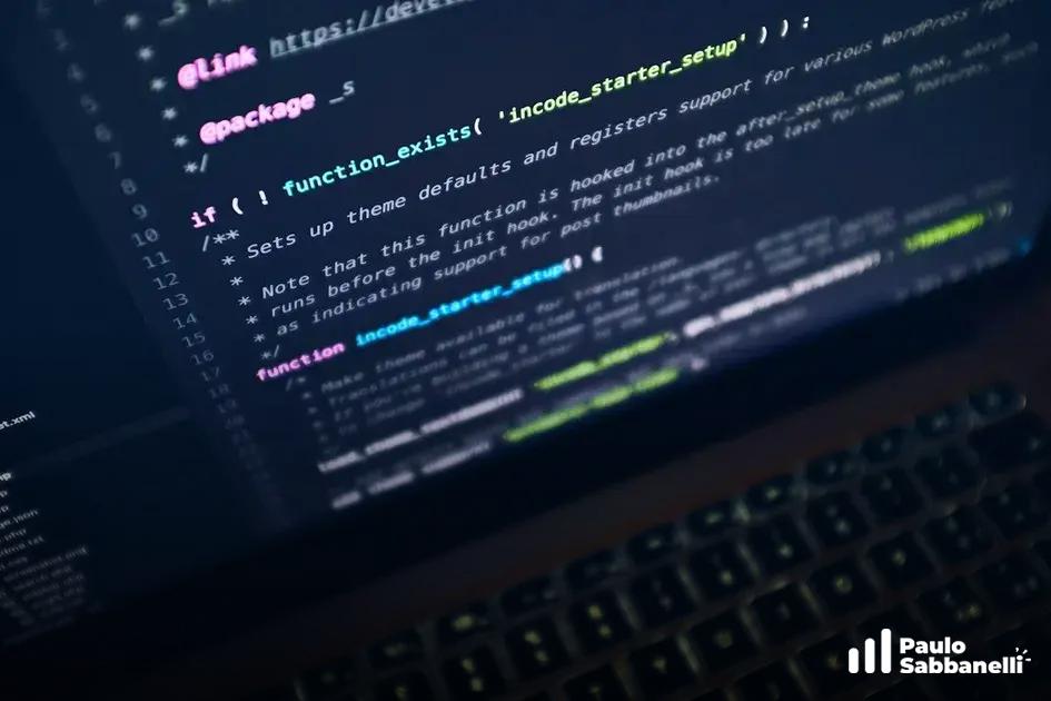 Teclado desfocado em primeiro plano com código de configuração de tema WordPress na tela