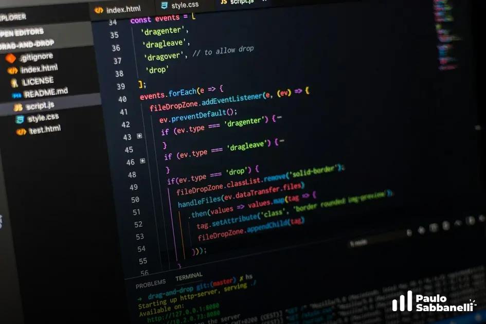 Tela de código JavaScript com eventos de arrastar e soltar arquivos no navegador