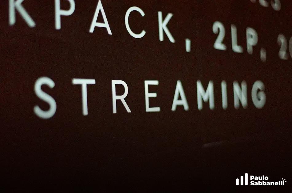 Letreiro em fundo vinho escuro com a palavra Streaming escrita em letras brancas