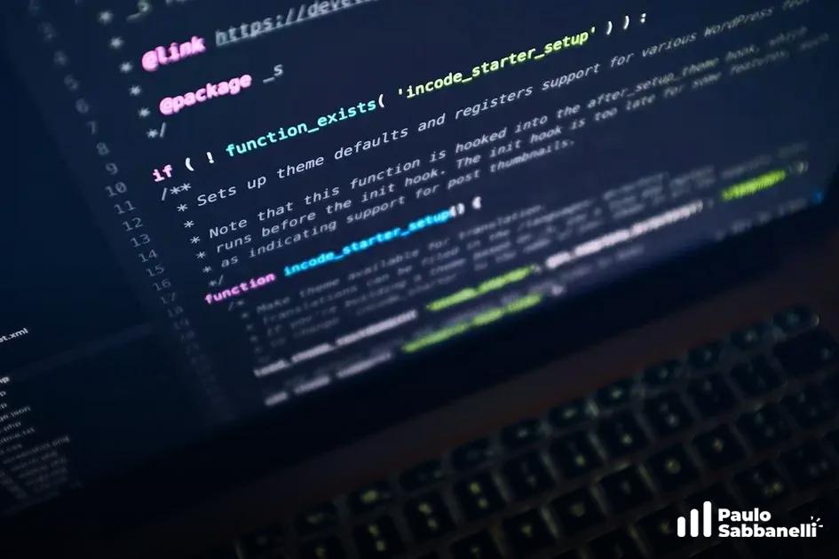 Teclado de notebook em primeiro plano com código PHP de configuração de tema WordPress na tela