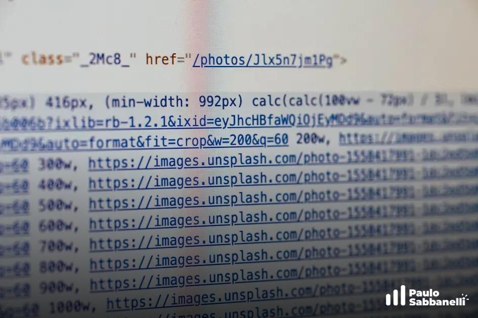 Código-fonte listando links de imagens hospedadas no Unsplash com parâmetros de tamanho