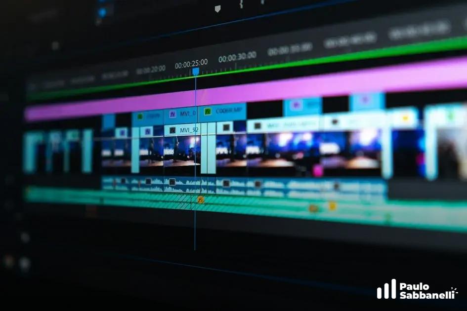 Linha do tempo de edição de vídeo com marcador de tempo e faixas coloridas em software escuro