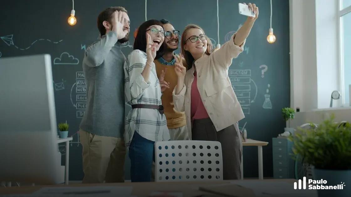 Grupo de mulheres sorri tirando selfie em escritório com parede de quadro-negro ilustrada