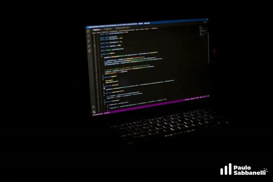 Notebook em ambiente escuro com código na tela e barra de status roxa ao fundo
