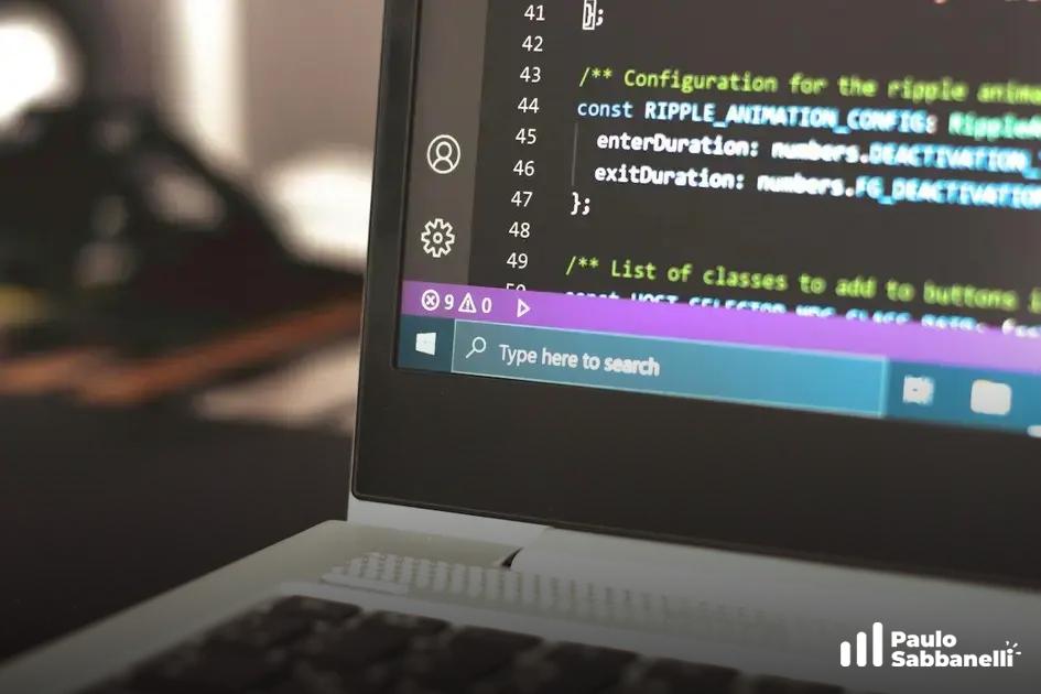 Borda de notebook aberto com código nas telas e barra roxa indicando 9 erros no editor