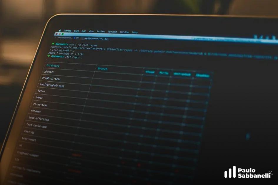 Tela de notebook exibindo editor de código com lista de diretórios e tabela de arquivos