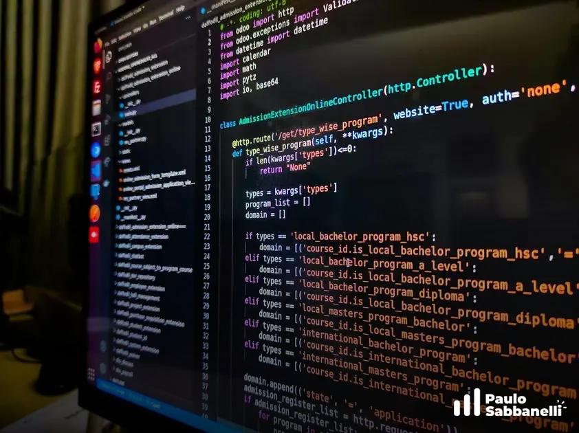 Monitor exibindo código Python de um controlador web com filtros de cursos e programas acadêmicos