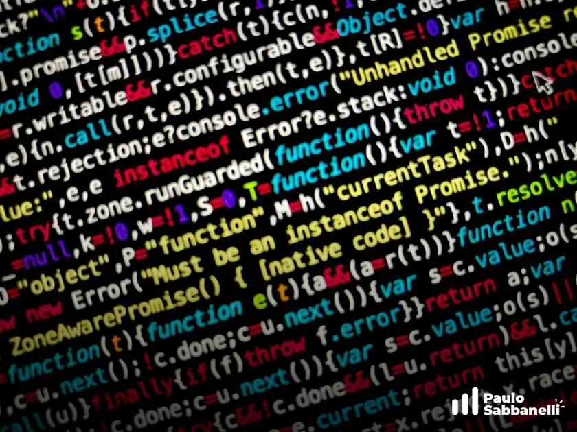 Tela colorida de código JavaScript exibindo erro de promessa não tratada
