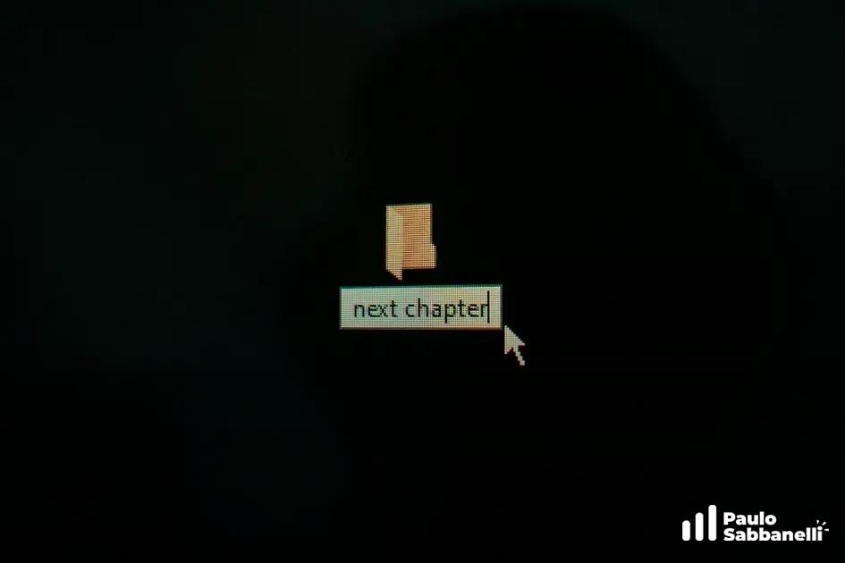 Cena escura com ícone de pasta e um campo de texto com a frase next chapter