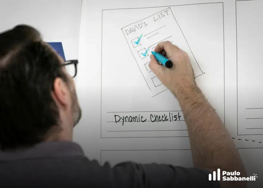Mão de homem desenhando uma lista de verificação com itens marcados em folha de papel