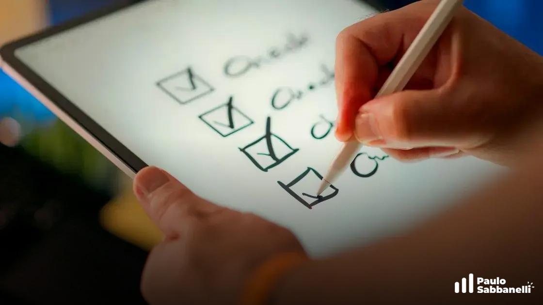 Mão segurando uma caneta stylus marcando itens de uma lista de verificação em um tablet
