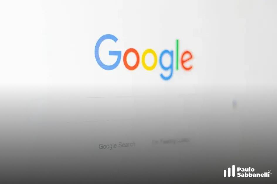 Página inicial do Google com o logotipo colorido sobre fundo claro, levemente desfocada
