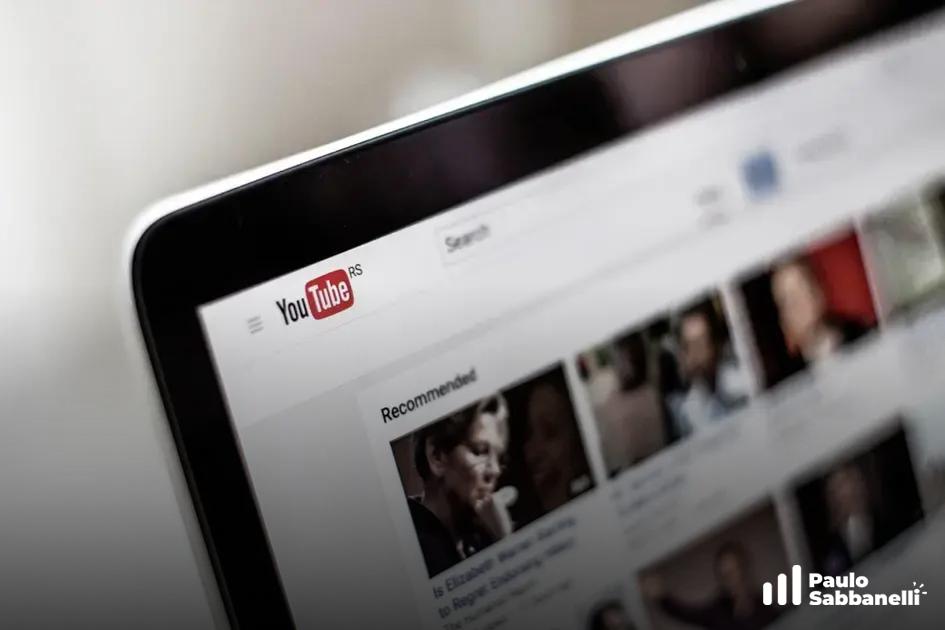 Tela de notebook exibindo a página inicial do YouTube com vídeos recomendados