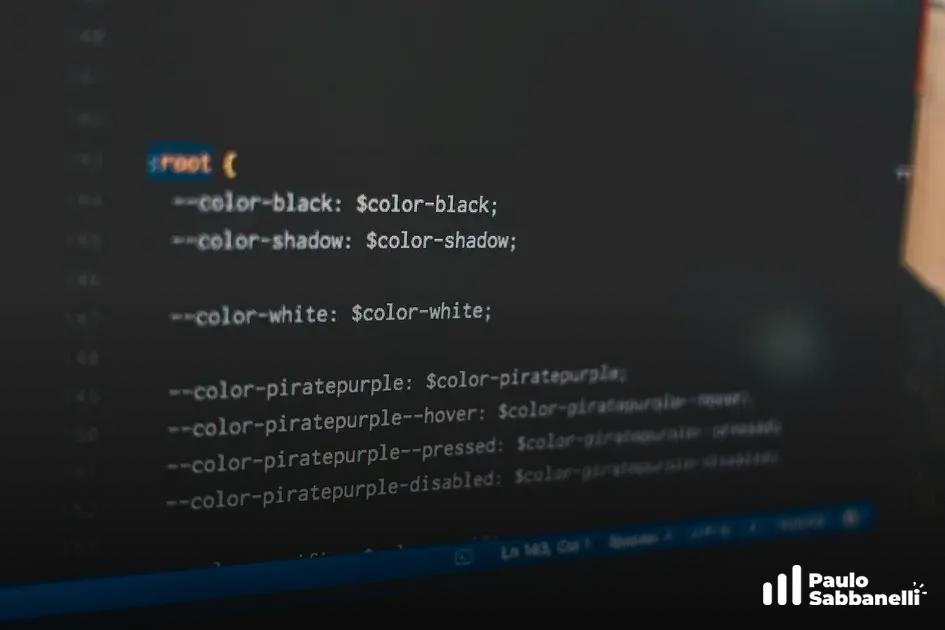 Código SCSS definindo variáveis de cores como preto, branco e roxo pirata