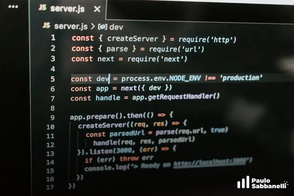 Close de monitor com editor de código escuro mostrando o arquivo server.js configurando um servidor Node.js com Next.js