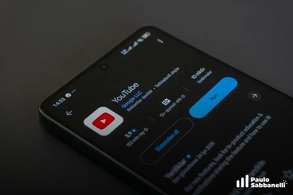 Tela de celular em modo escuro exibindo página de detalhes do aplicativo YouTube