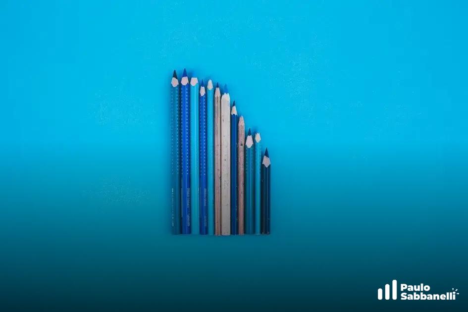 Lápis coloridos organizados em ordem decrescente formando um gráfico de barras sobre fundo azul