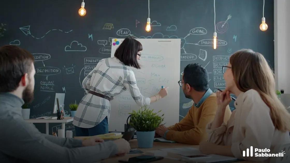 Mulher apresentando em flipchart branco para equipe reunida em sala com quadro-negro ilustrado