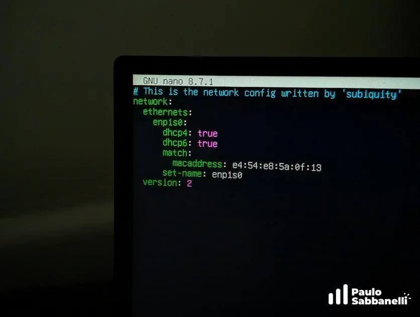 Terminal Linux no editor nano exibindo um arquivo de configuração de rede