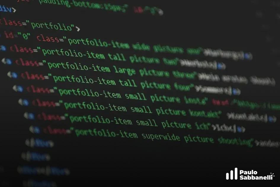 Código HTML com classes de portfólio de tamanhos variados, como wide, tall e small